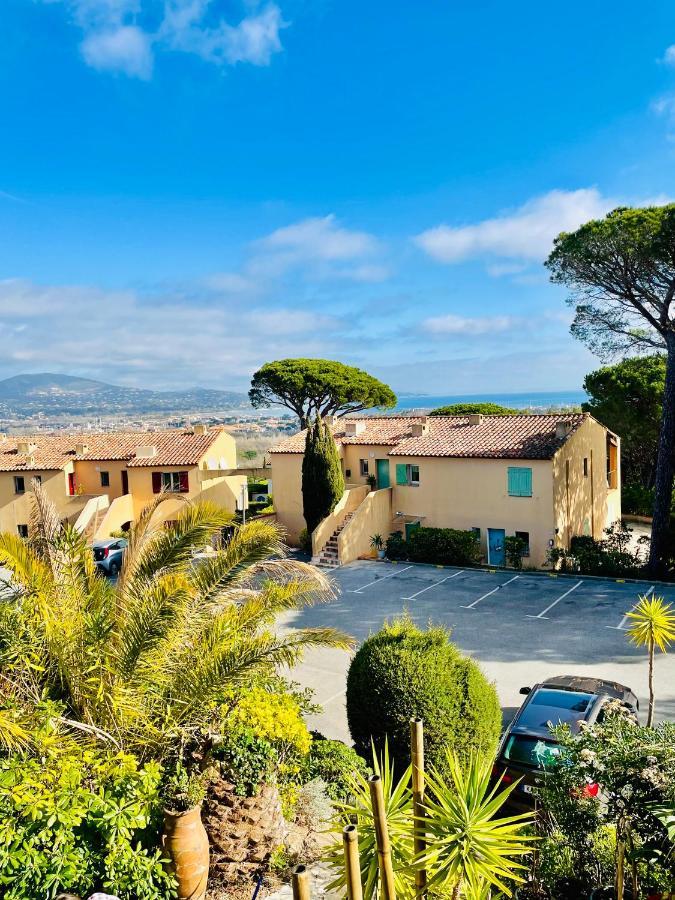 Bel Appartement Avec Mezzanine, Vue Mer Et Piscine Cogolin Bagian luar foto