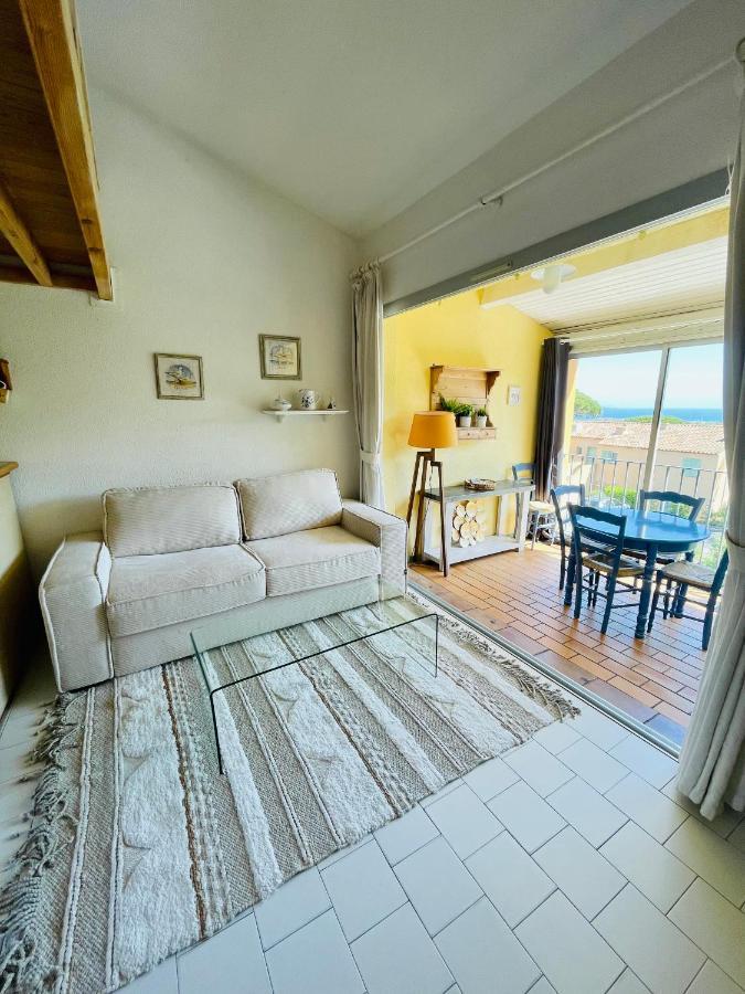 Bel Appartement Avec Mezzanine, Vue Mer Et Piscine Cogolin Bagian luar foto