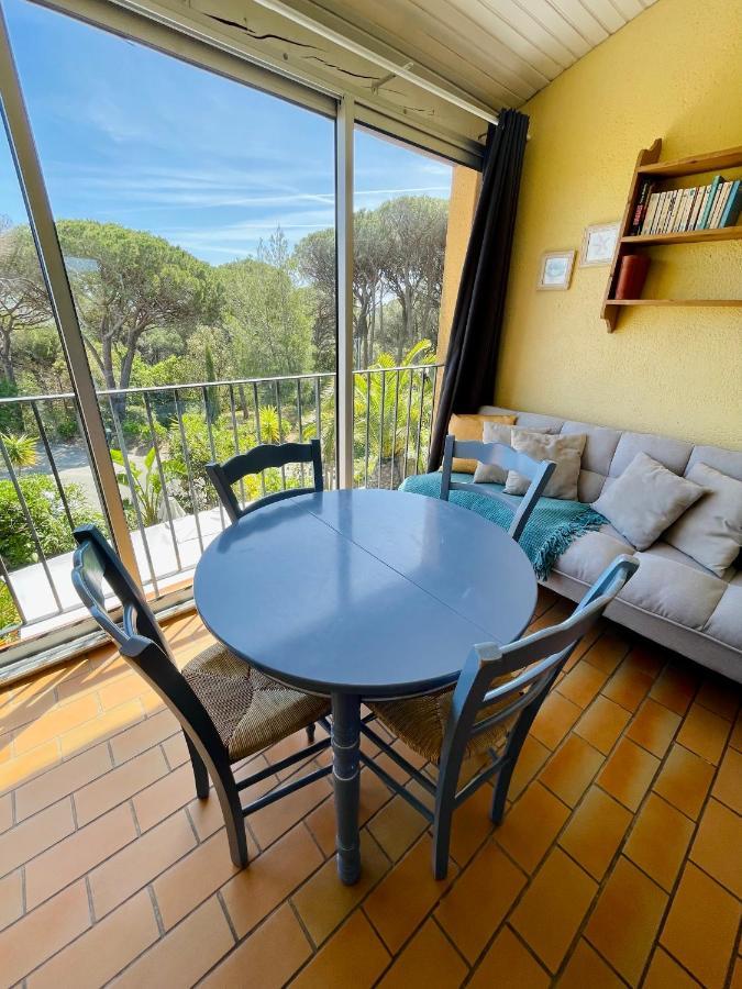 Bel Appartement Avec Mezzanine, Vue Mer Et Piscine Cogolin Bagian luar foto