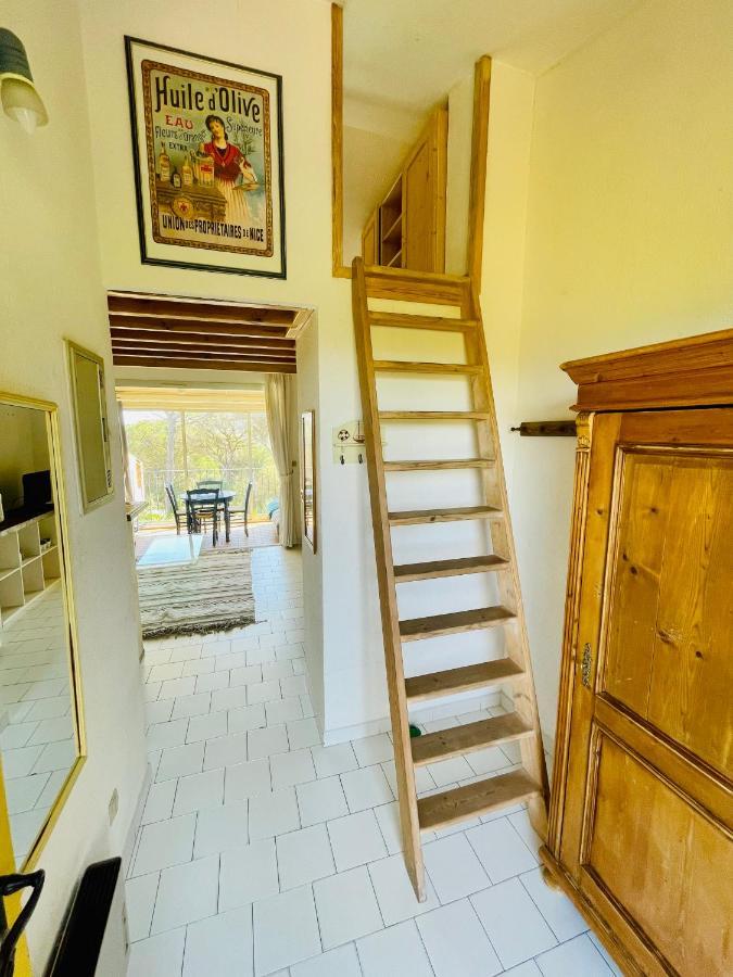 Bel Appartement Avec Mezzanine, Vue Mer Et Piscine Cogolin Bagian luar foto