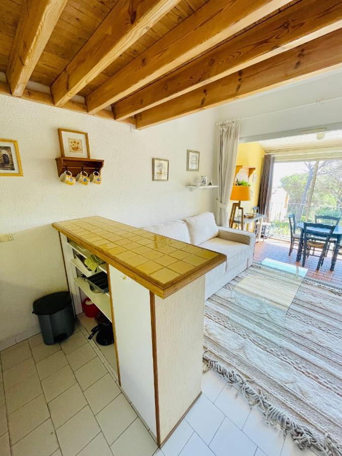 Bel Appartement Avec Mezzanine, Vue Mer Et Piscine Cogolin Bagian luar foto